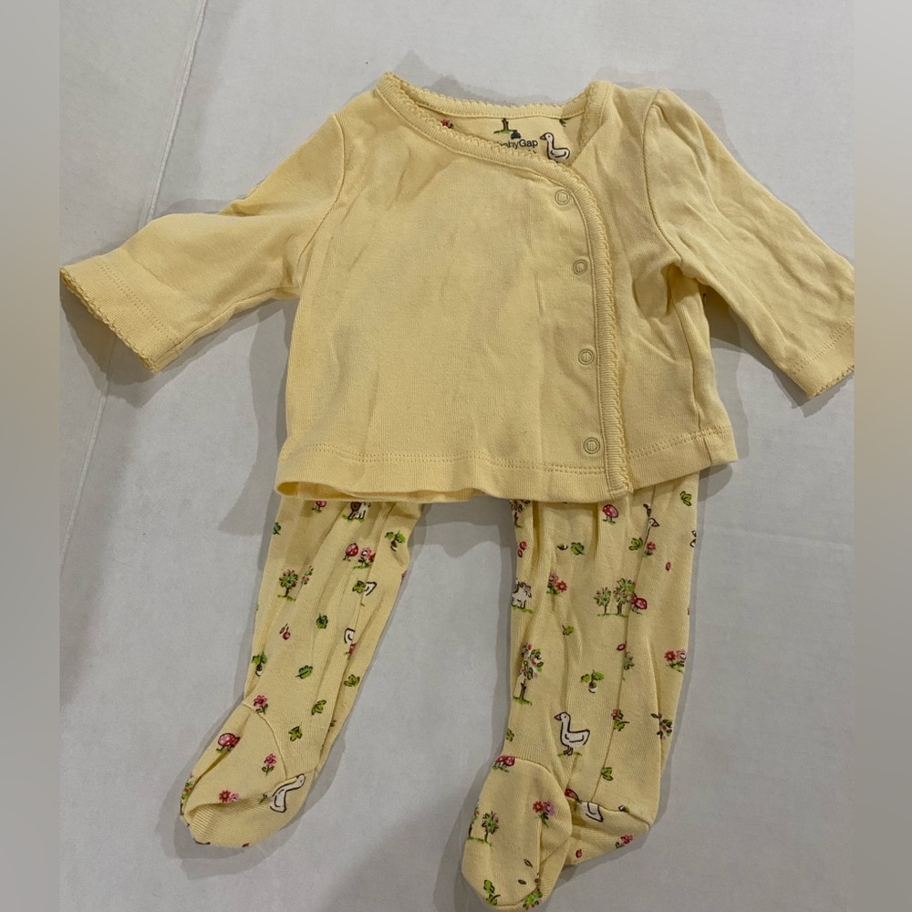 Baby Gap 2 piece matching set. Footed pants and long sleeve snap shirt. 3-6m